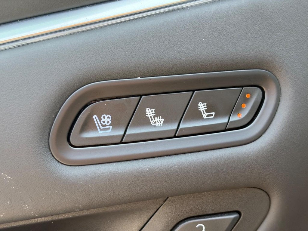 Cadillac Escalade ESV Vehicle Full-screen Gallery Image 24