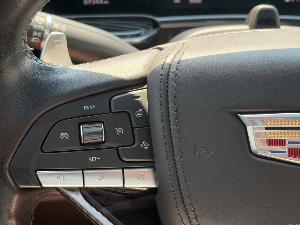 Cadillac Escalade ESV Vehicle Full-screen Gallery Image 26