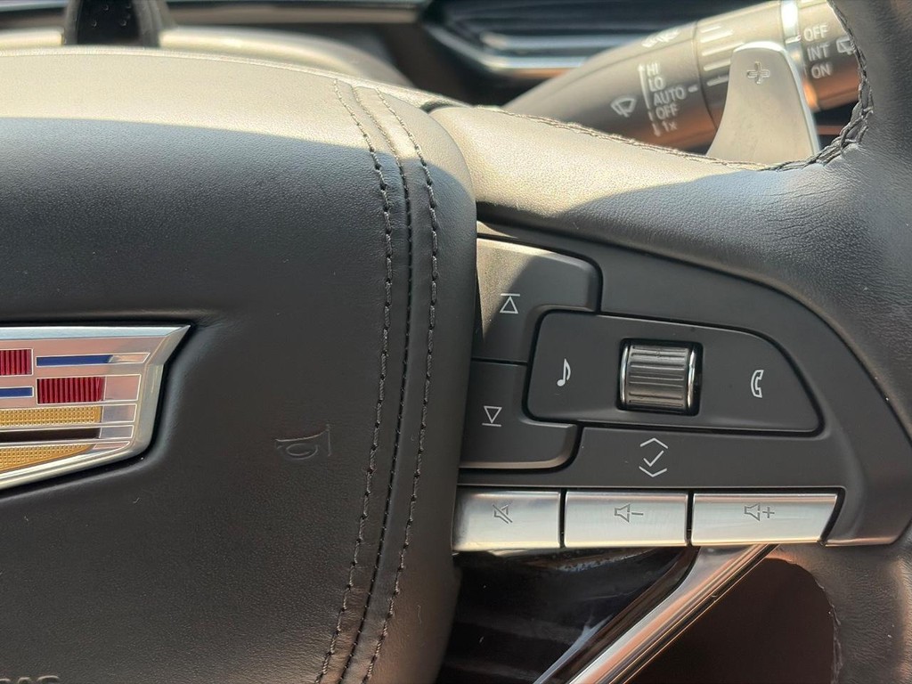 Cadillac Escalade ESV Vehicle Full-screen Gallery Image 27