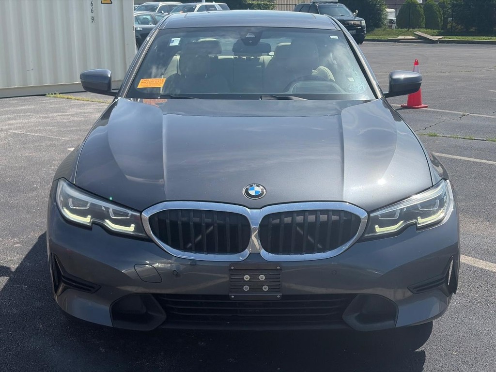 BMW 3 Series Vehicle Full-screen Gallery Image 02