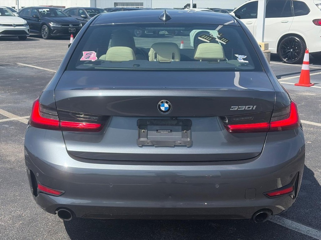 BMW 3 Series Vehicle Full-screen Gallery Image 03