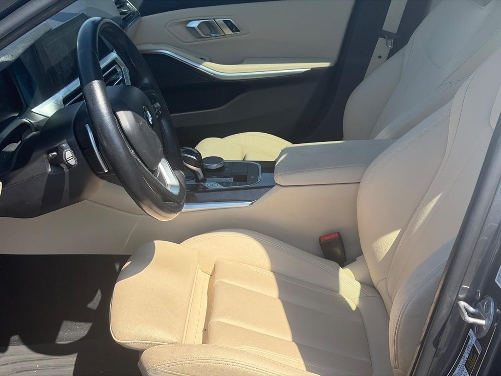 BMW 3 Series Vehicle Full-screen Gallery Image 04