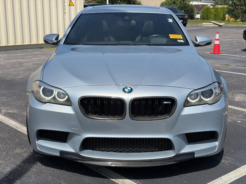 BMW M5 Vehicle Full-screen Gallery Image 02