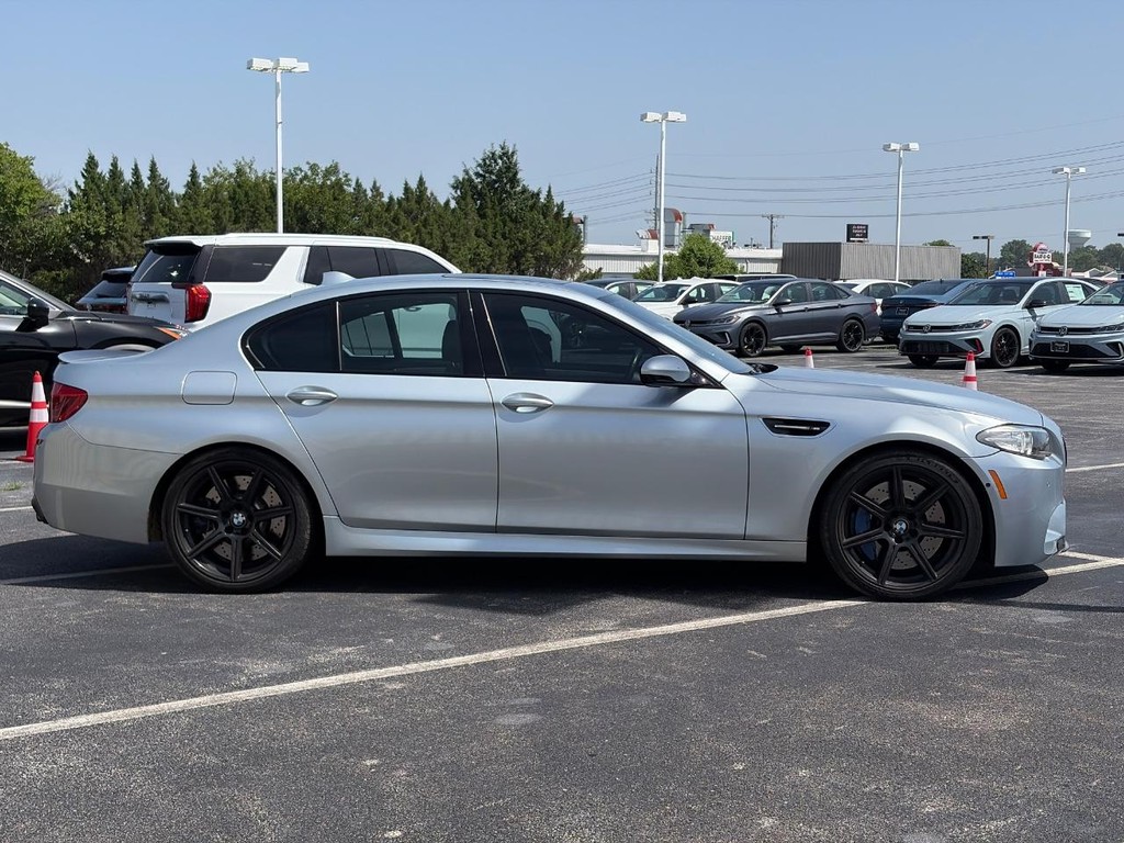 BMW M5 Vehicle Full-screen Gallery Image 04