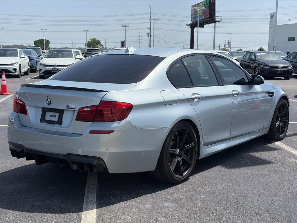 BMW M5 Vehicle Full-screen Gallery Image 05