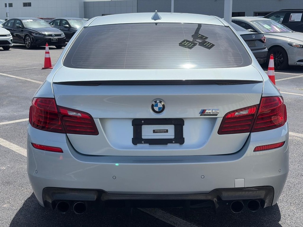 BMW M5 Vehicle Full-screen Gallery Image 06