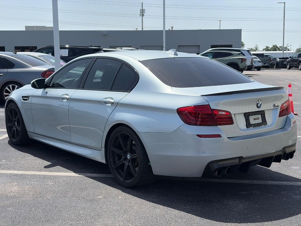 BMW M5 Vehicle Full-screen Gallery Image 08