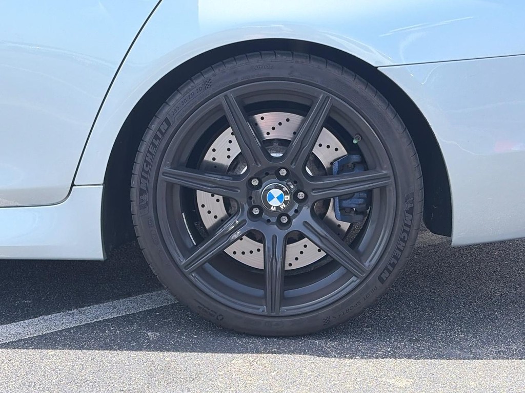 BMW M5 Vehicle Full-screen Gallery Image 09