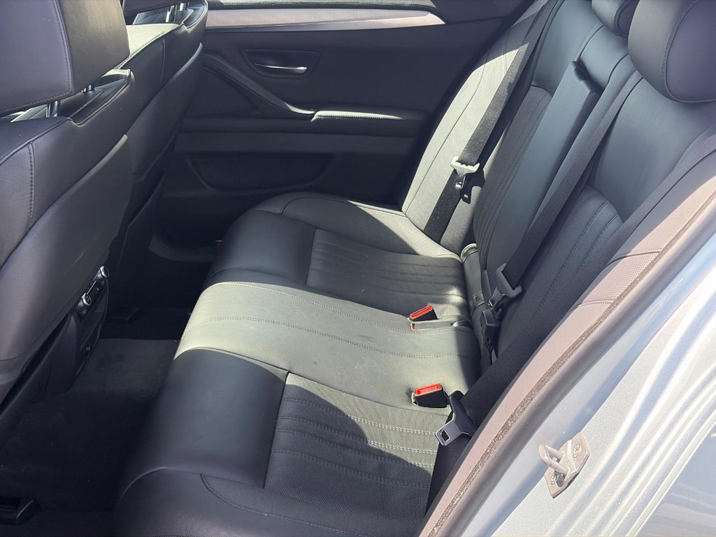 BMW M5 Vehicle Full-screen Gallery Image 10