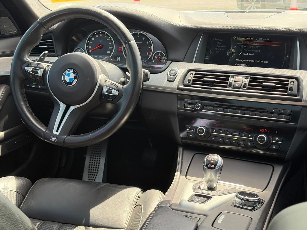 BMW M5 Vehicle Full-screen Gallery Image 13