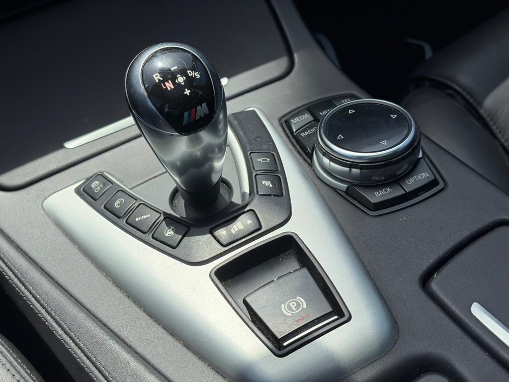 BMW M5 Vehicle Full-screen Gallery Image 16