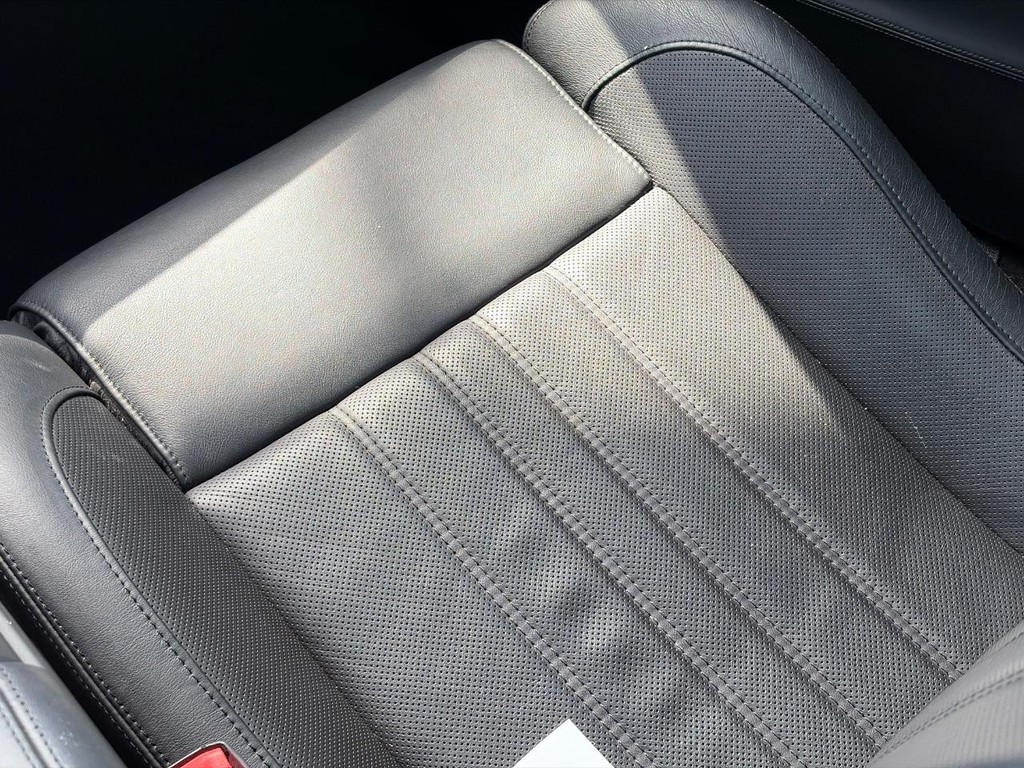 BMW M5 Vehicle Full-screen Gallery Image 17
