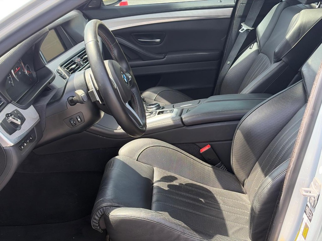 BMW M5 Vehicle Full-screen Gallery Image 19