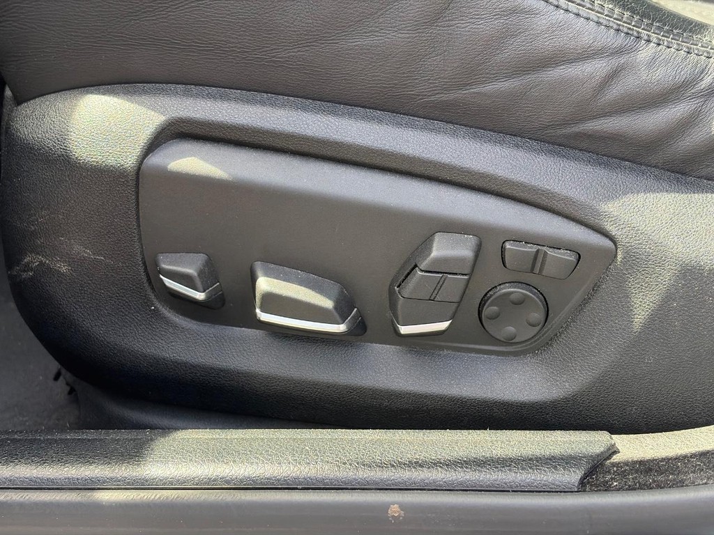 BMW M5 Vehicle Full-screen Gallery Image 20