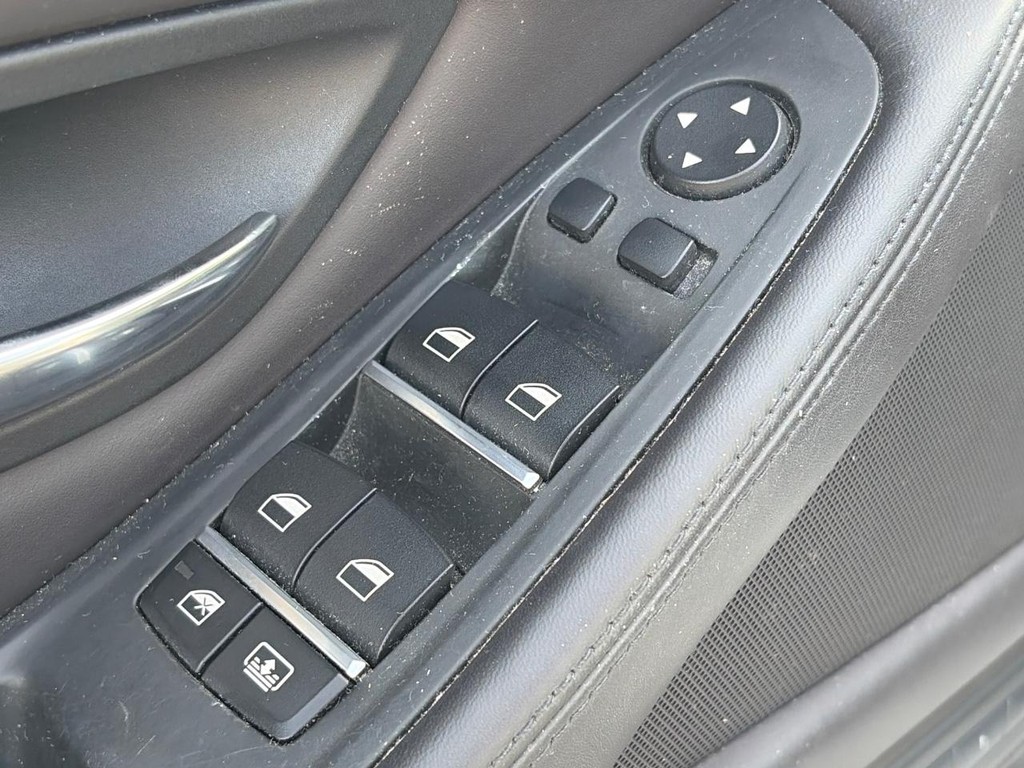 BMW M5 Vehicle Full-screen Gallery Image 22