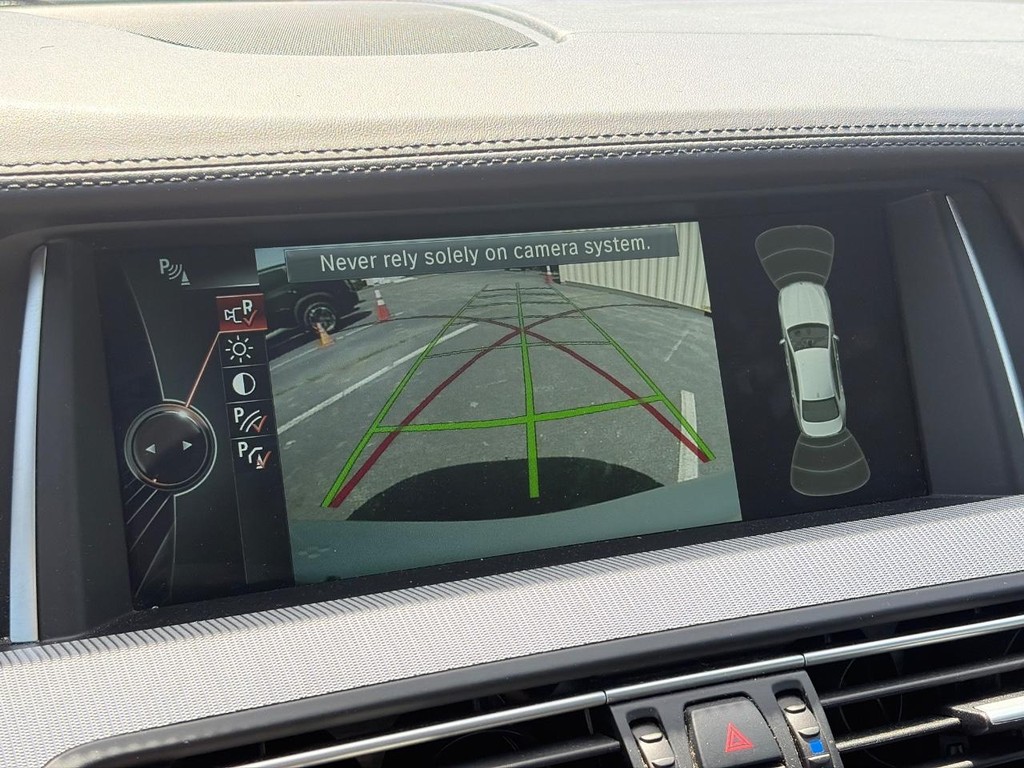 BMW M5 Vehicle Full-screen Gallery Image 29