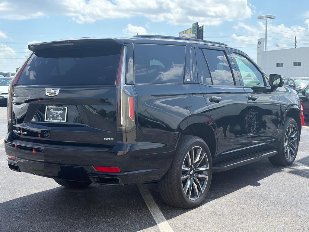 Cadillac Escalade Vehicle Full-screen Gallery Image 05
