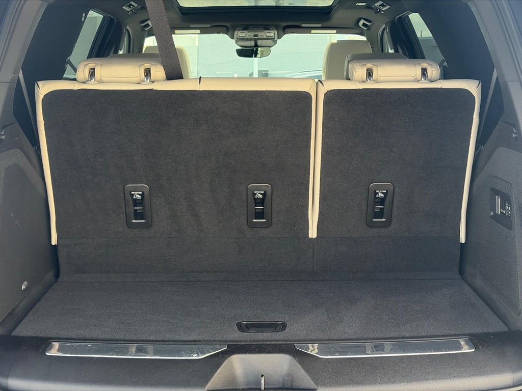 Cadillac Escalade Vehicle Full-screen Gallery Image 07