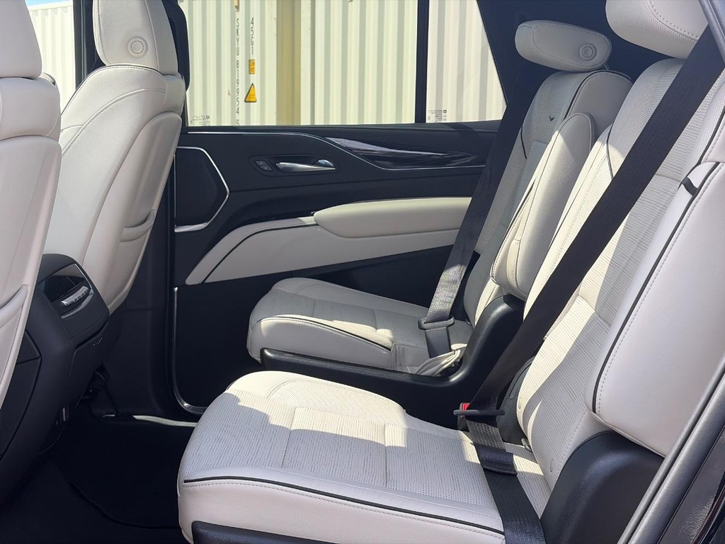Cadillac Escalade Vehicle Full-screen Gallery Image 10