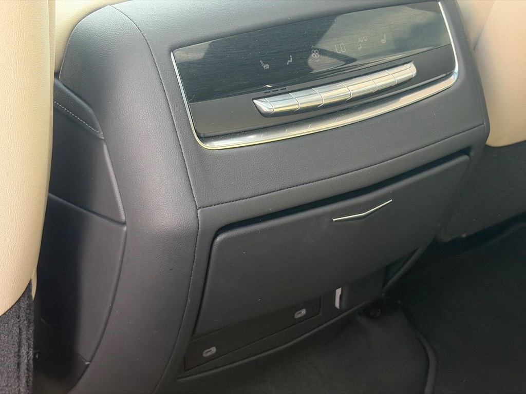 Cadillac Escalade Vehicle Full-screen Gallery Image 11