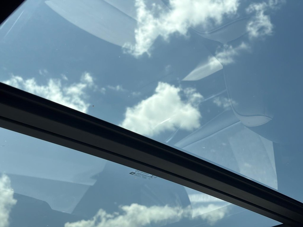 Cadillac Escalade Vehicle Full-screen Gallery Image 12