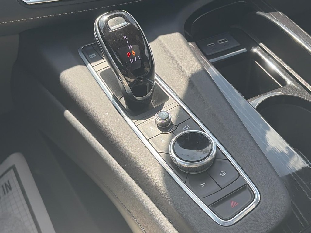 Cadillac Escalade Vehicle Full-screen Gallery Image 16