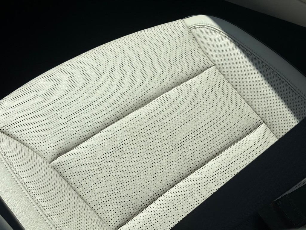 Cadillac Escalade Vehicle Full-screen Gallery Image 17