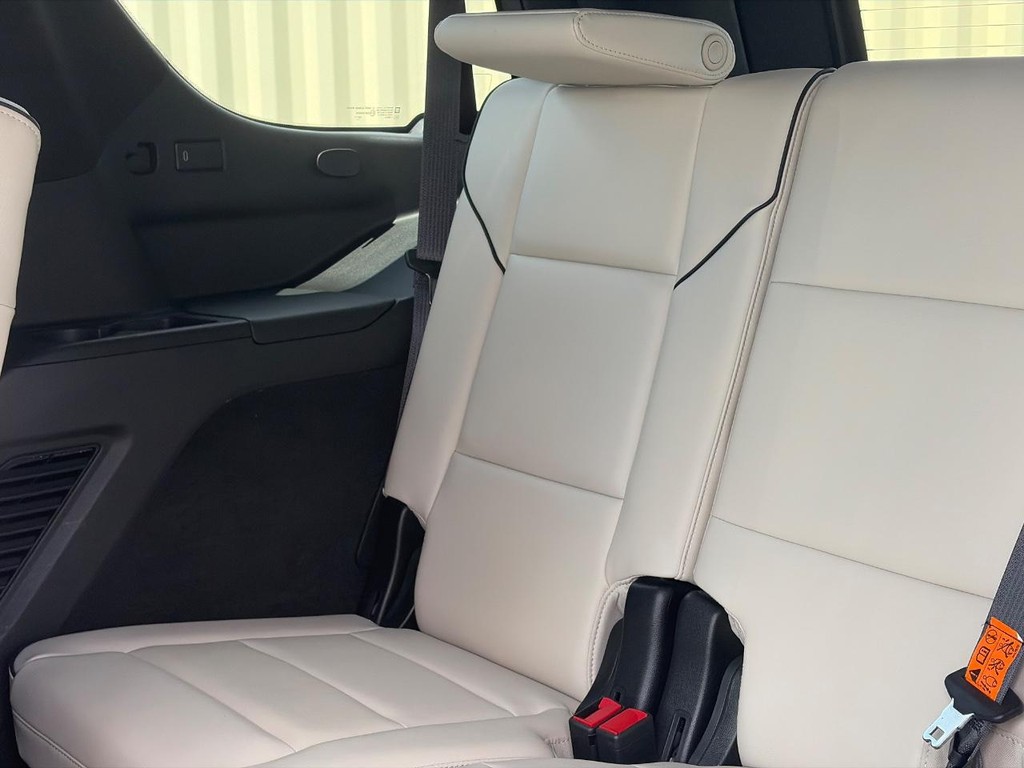Cadillac Escalade Vehicle Full-screen Gallery Image 18