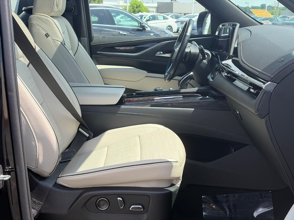 Cadillac Escalade Vehicle Full-screen Gallery Image 19