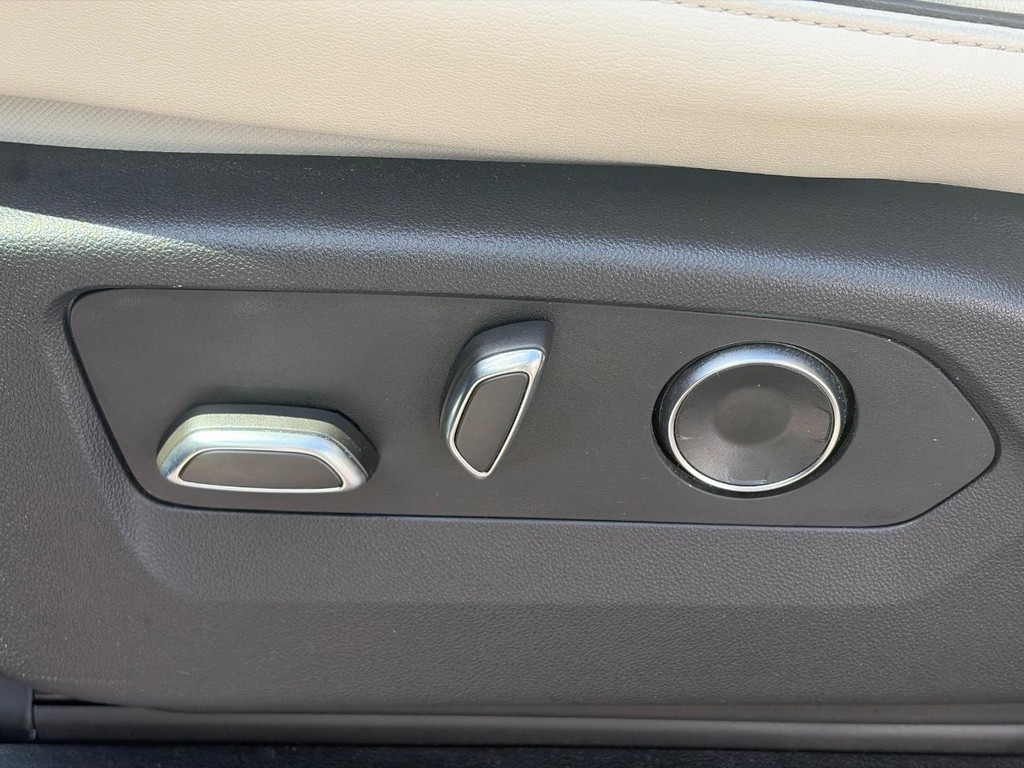 Cadillac Escalade Vehicle Full-screen Gallery Image 21