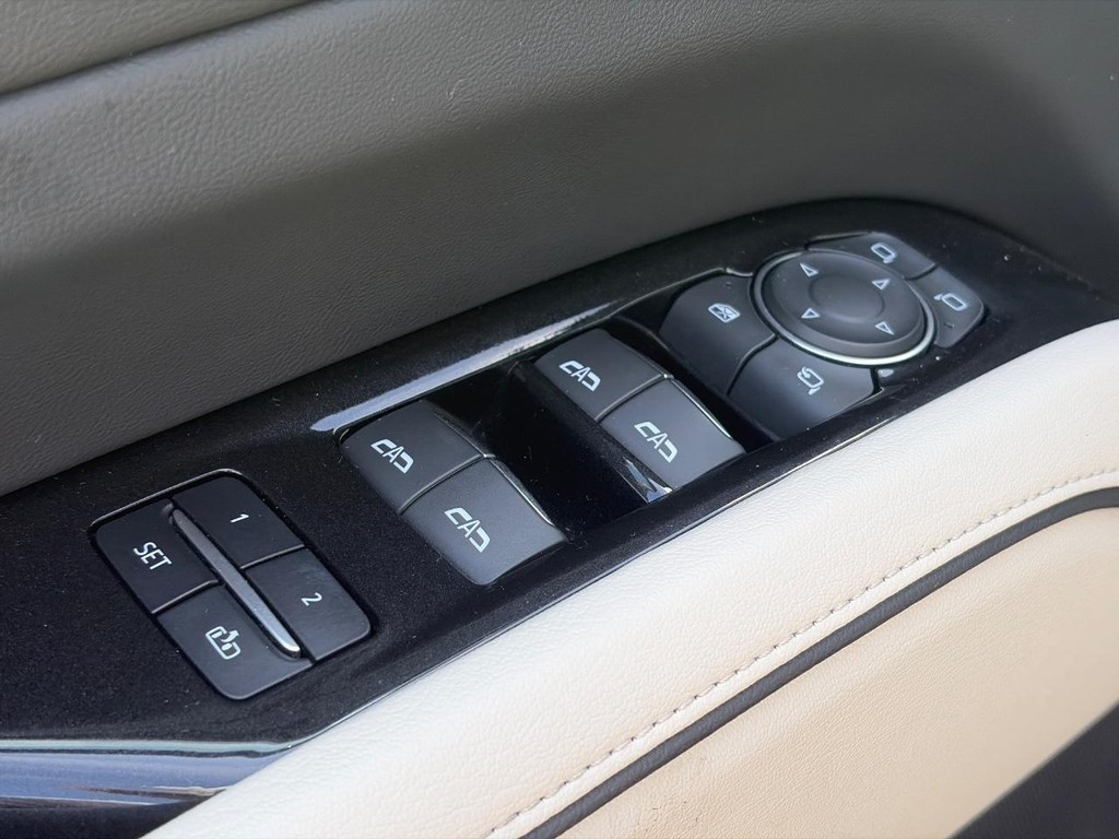 Cadillac Escalade Vehicle Full-screen Gallery Image 23
