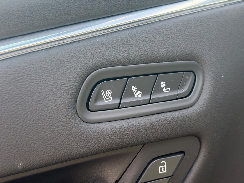 Cadillac Escalade Vehicle Full-screen Gallery Image 24