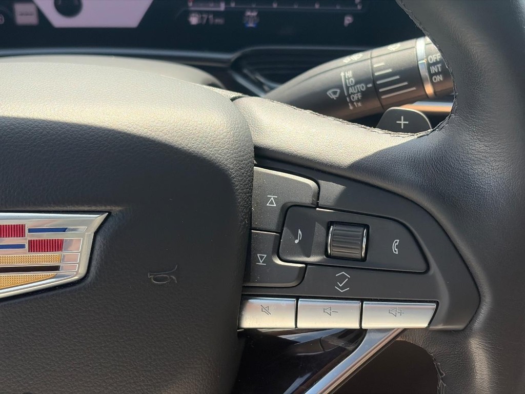 Cadillac Escalade Vehicle Full-screen Gallery Image 27