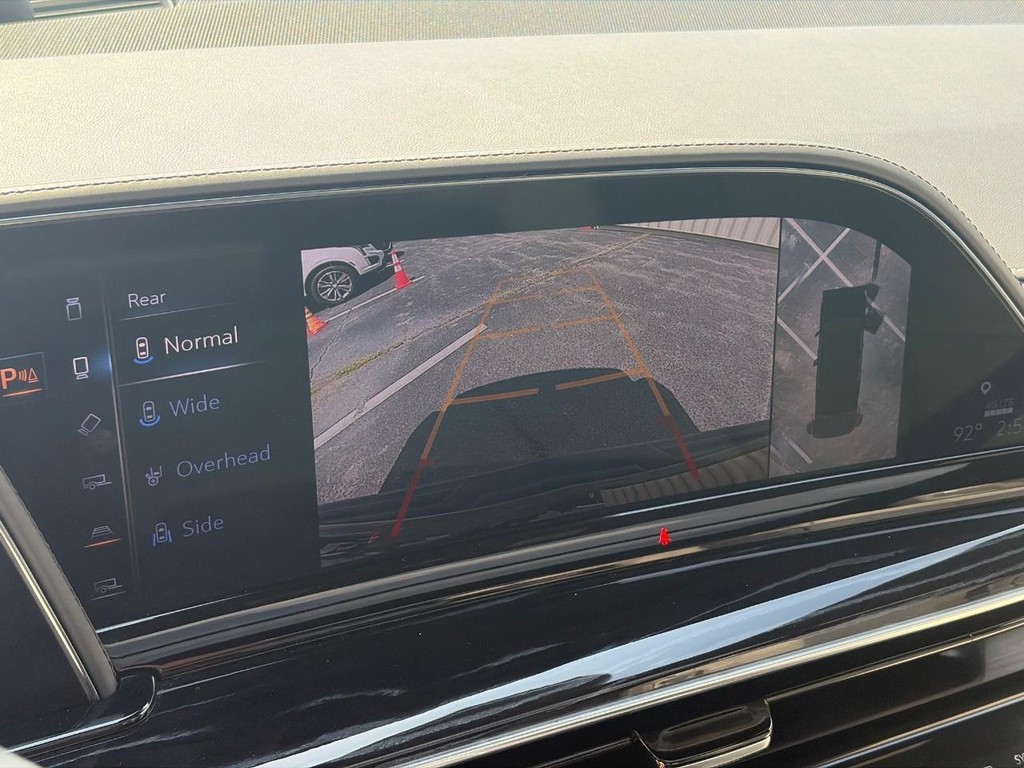 Cadillac Escalade Vehicle Full-screen Gallery Image 30
