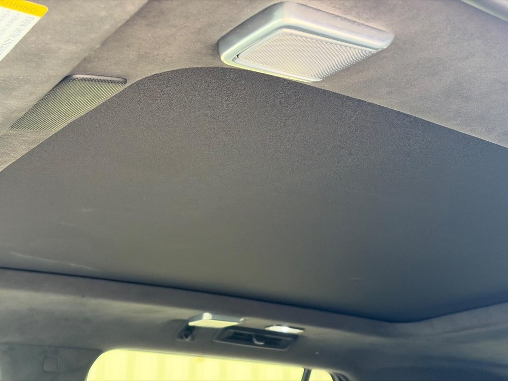 Cadillac Escalade Vehicle Full-screen Gallery Image 05