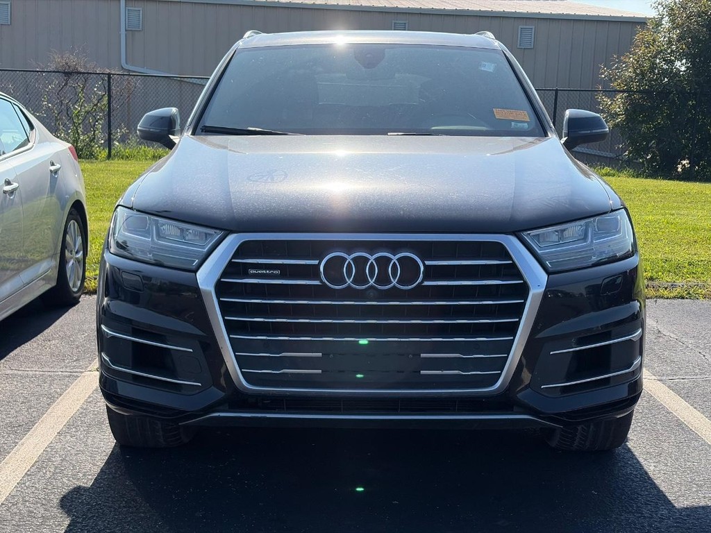 Audi Q7 Vehicle Full-screen Gallery Image 02