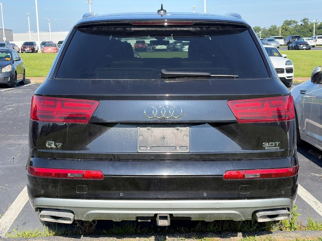 Audi Q7 Vehicle Full-screen Gallery Image 03