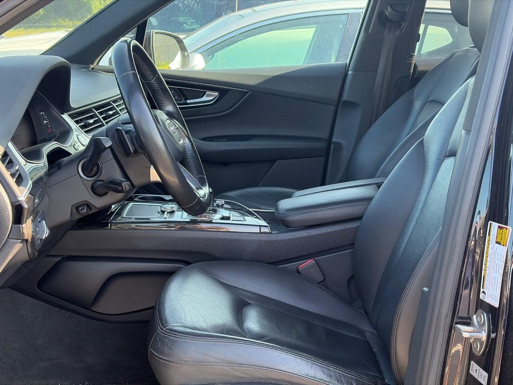 Audi Q7 Vehicle Full-screen Gallery Image 04
