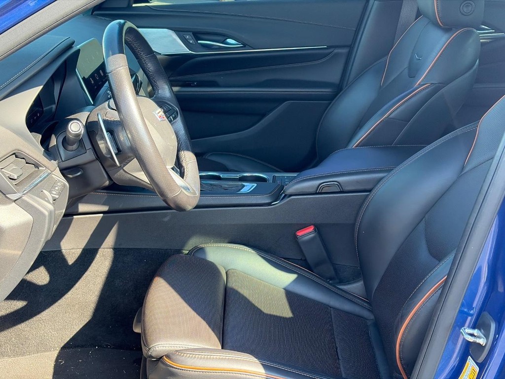 Cadillac CT4 Vehicle Full-screen Gallery Image 04