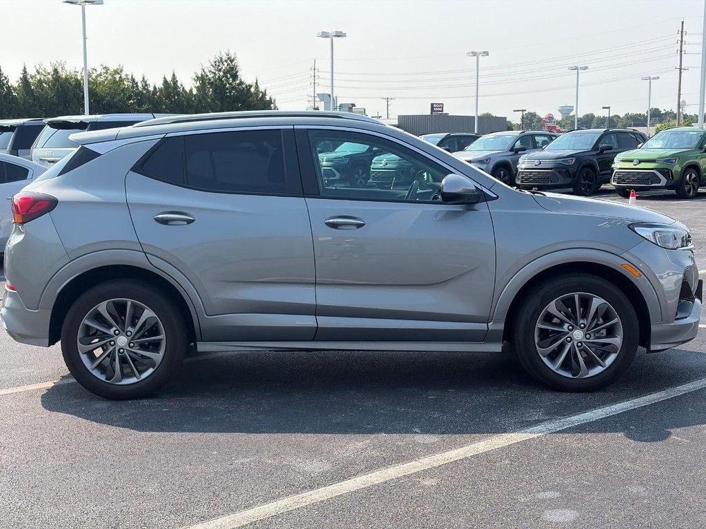 Buick Encore GX Vehicle Full-screen Gallery Image 03