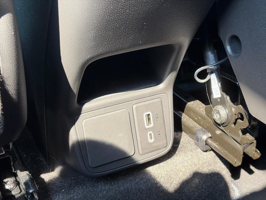 Buick Encore GX Vehicle Full-screen Gallery Image 10