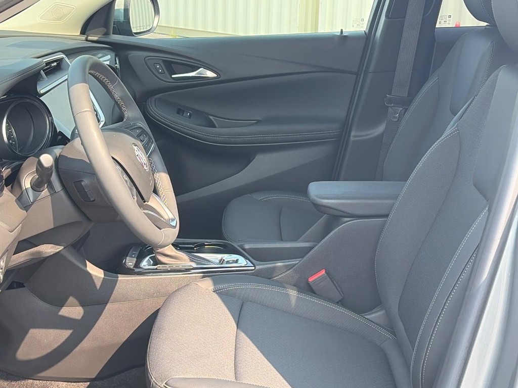 Buick Encore GX Vehicle Full-screen Gallery Image 17
