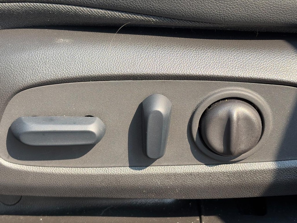 Buick Encore GX Vehicle Full-screen Gallery Image 18