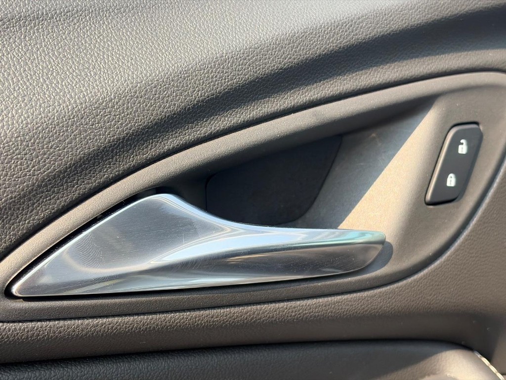 Buick Encore GX Vehicle Full-screen Gallery Image 19
