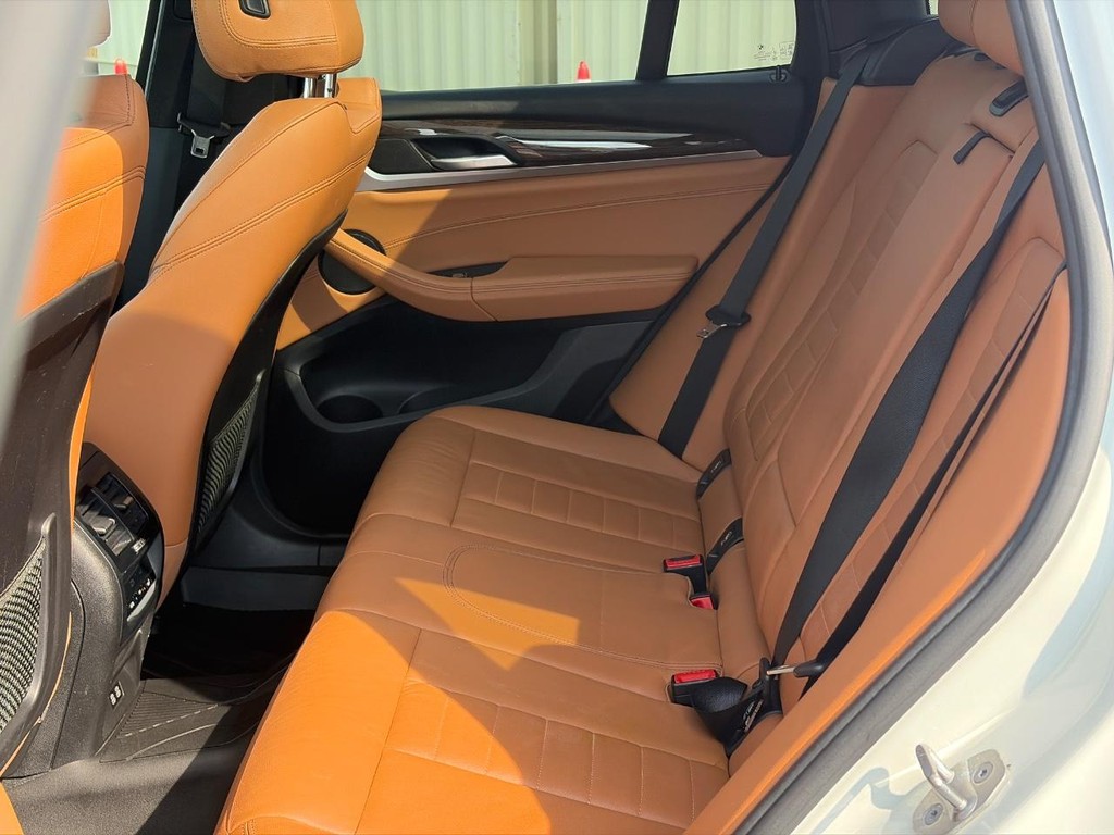 BMW X3 Vehicle Full-screen Gallery Image 10