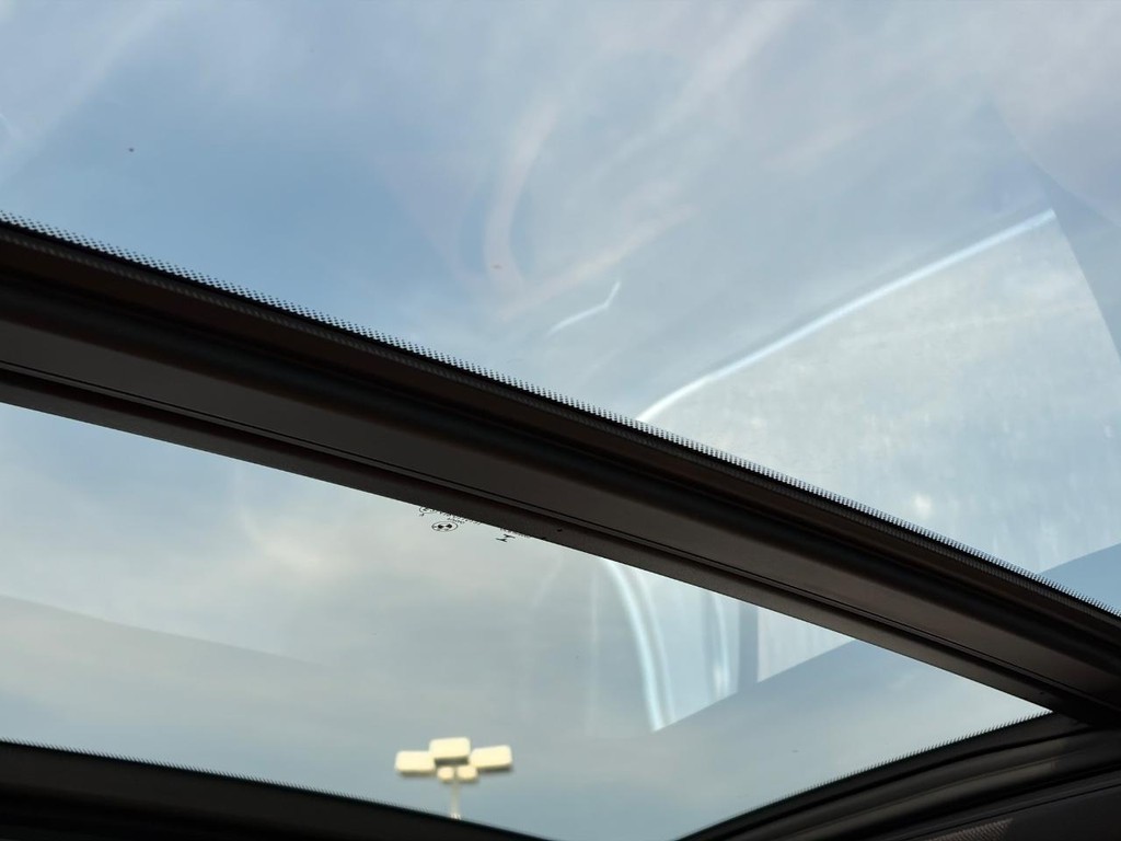 BMW X3 Vehicle Full-screen Gallery Image 12