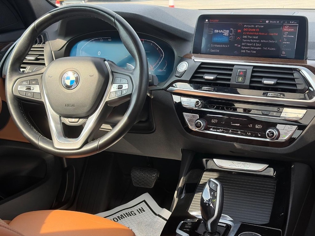 BMW X3 Vehicle Full-screen Gallery Image 13