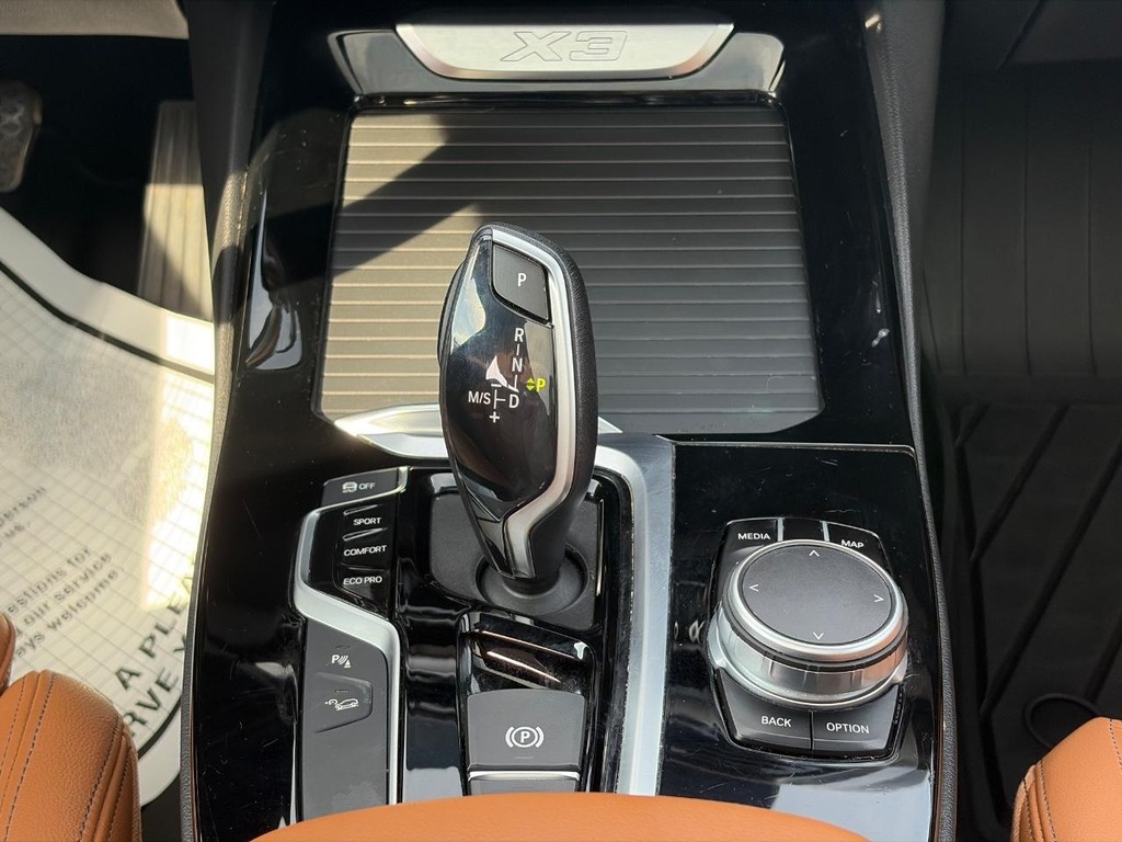 BMW X3 Vehicle Full-screen Gallery Image 16