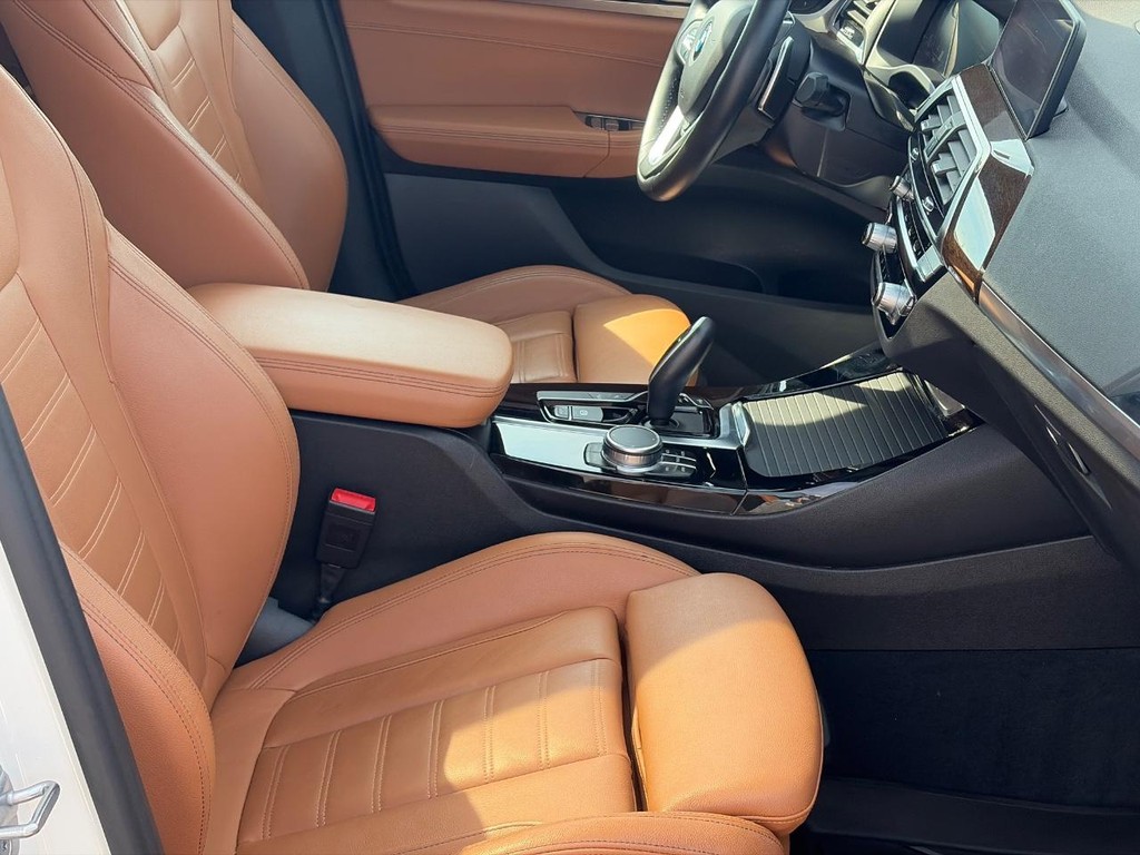 BMW X3 Vehicle Full-screen Gallery Image 18