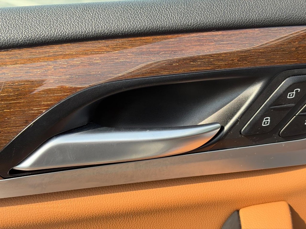 BMW X3 Vehicle Full-screen Gallery Image 21